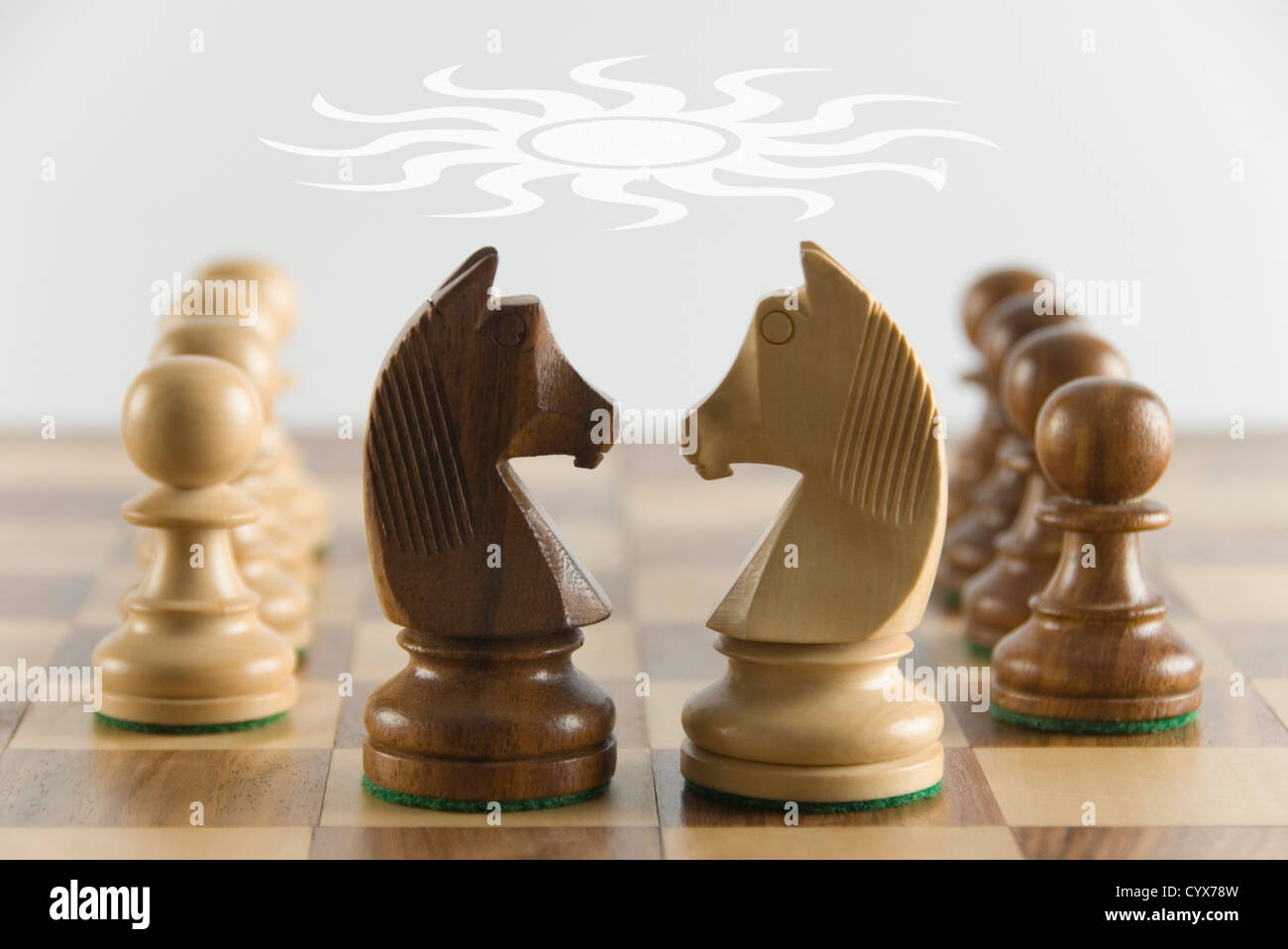 Nahaufnahme der Schach-Ritter von Angesicht zu Angesicht Stockfoto
