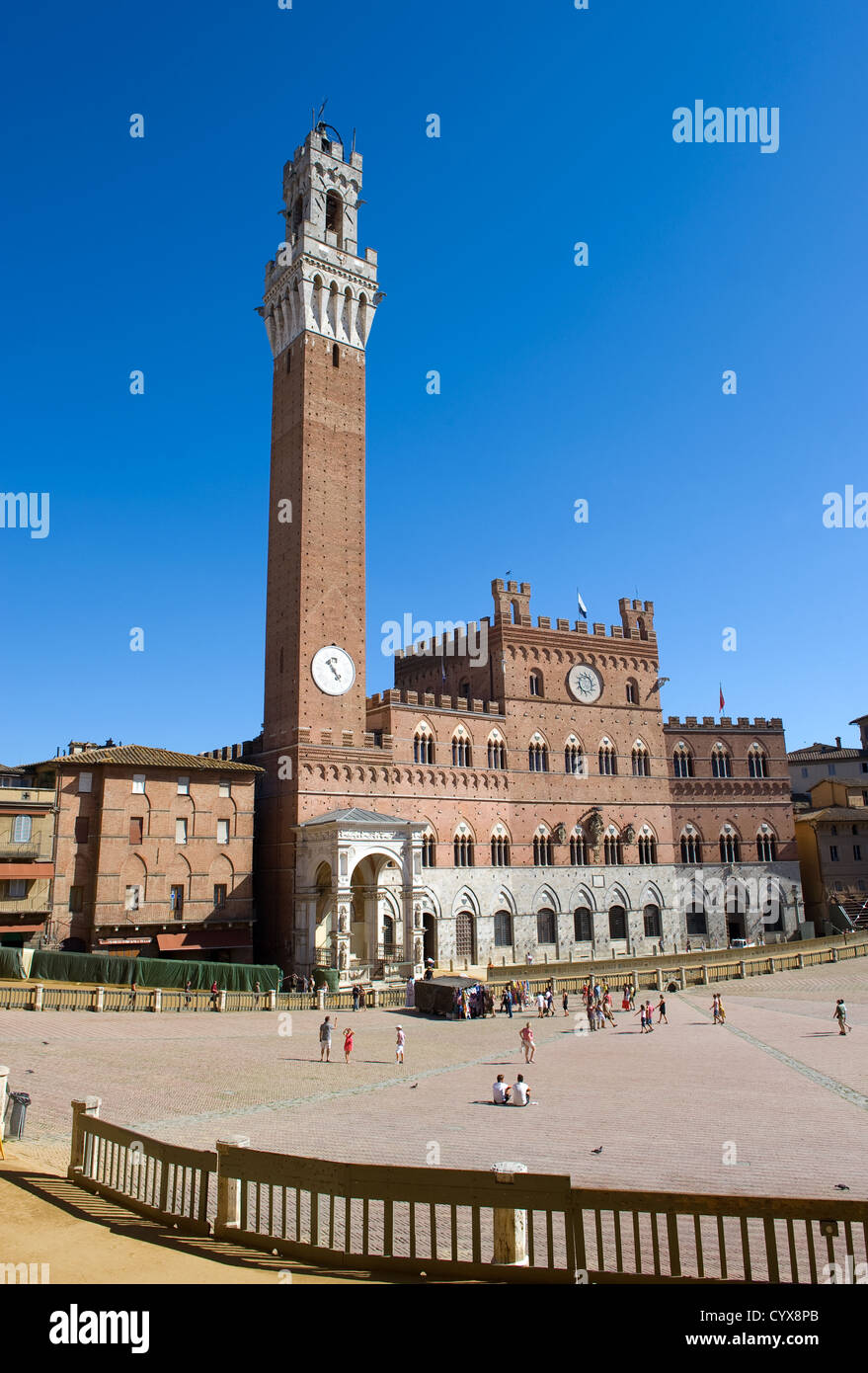 Die Piazzo del Campo (Platz) in der Stadt Siena in der Toskana in Italien. Stockfoto