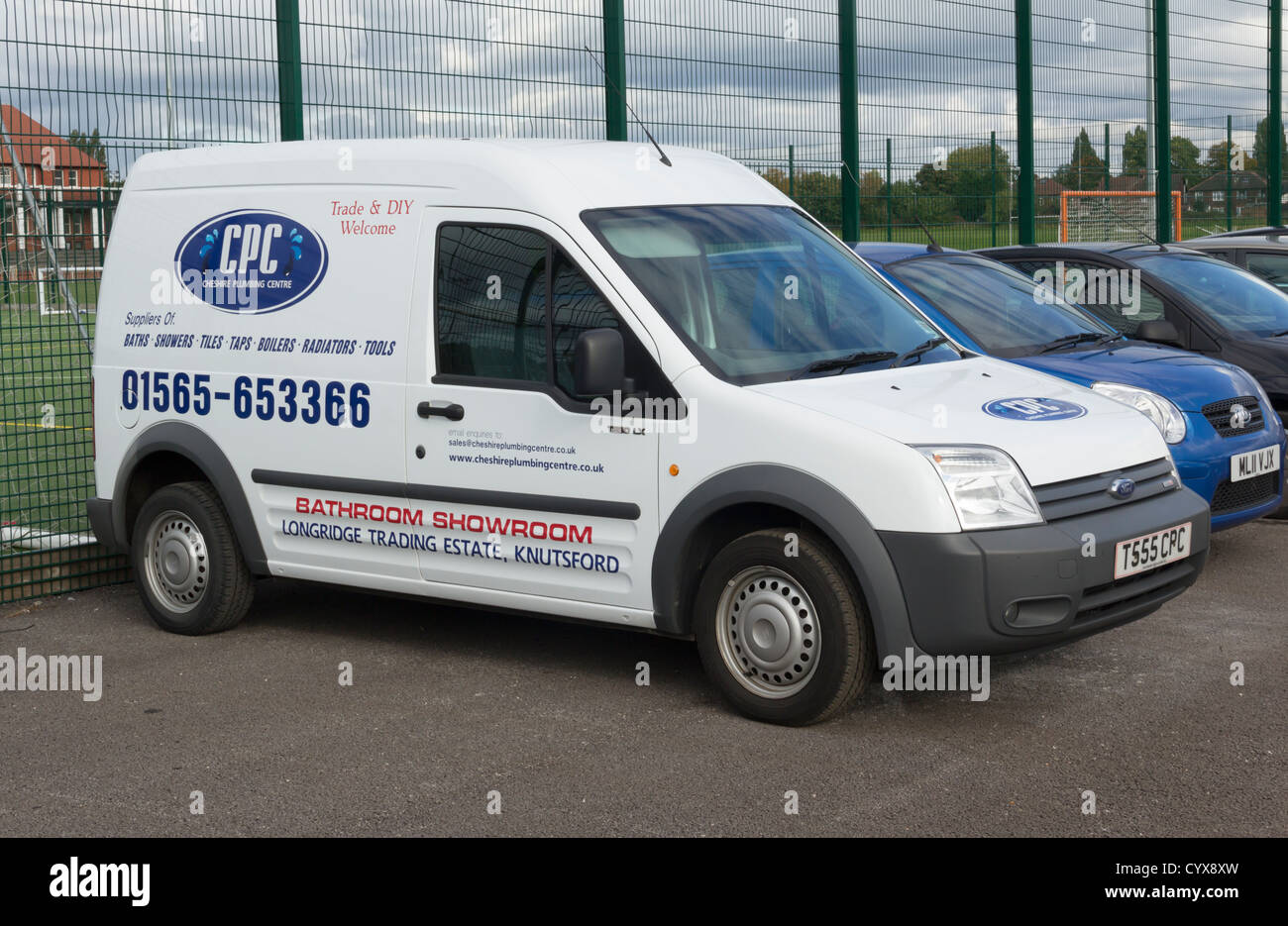 Ford T230-LX van in der Lackierung des Cheshire Sanitär Zentrum, auf dem Sportplatz der Universität Manchester in Fallowfield geparkt. Stockfoto