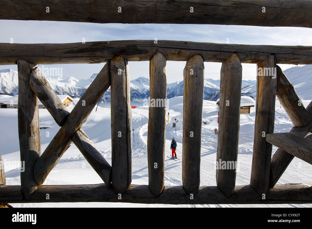 durch eine hölzerne Hotel Pisten Balkon du siehst die ski Stockfoto