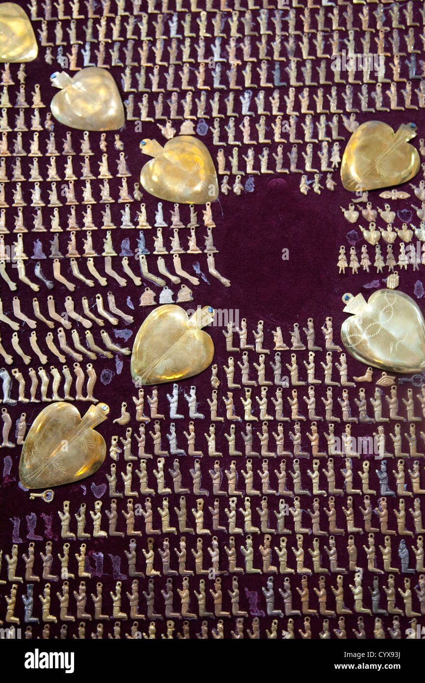 Gold Milagro Pins auf Board bei Metropolitan Kathedrale Mariä Himmelfahrt Mariens von Mexiko-Stadt DF Stockfoto