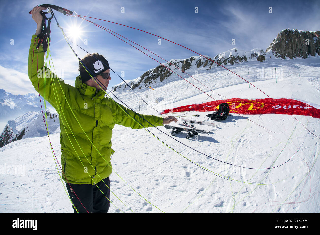 Ein Gleitschirm-Pilot bereitet seine Parasail, im Schnee, für Drachenfliegen liegen die Schweizer Veľká Stockfoto