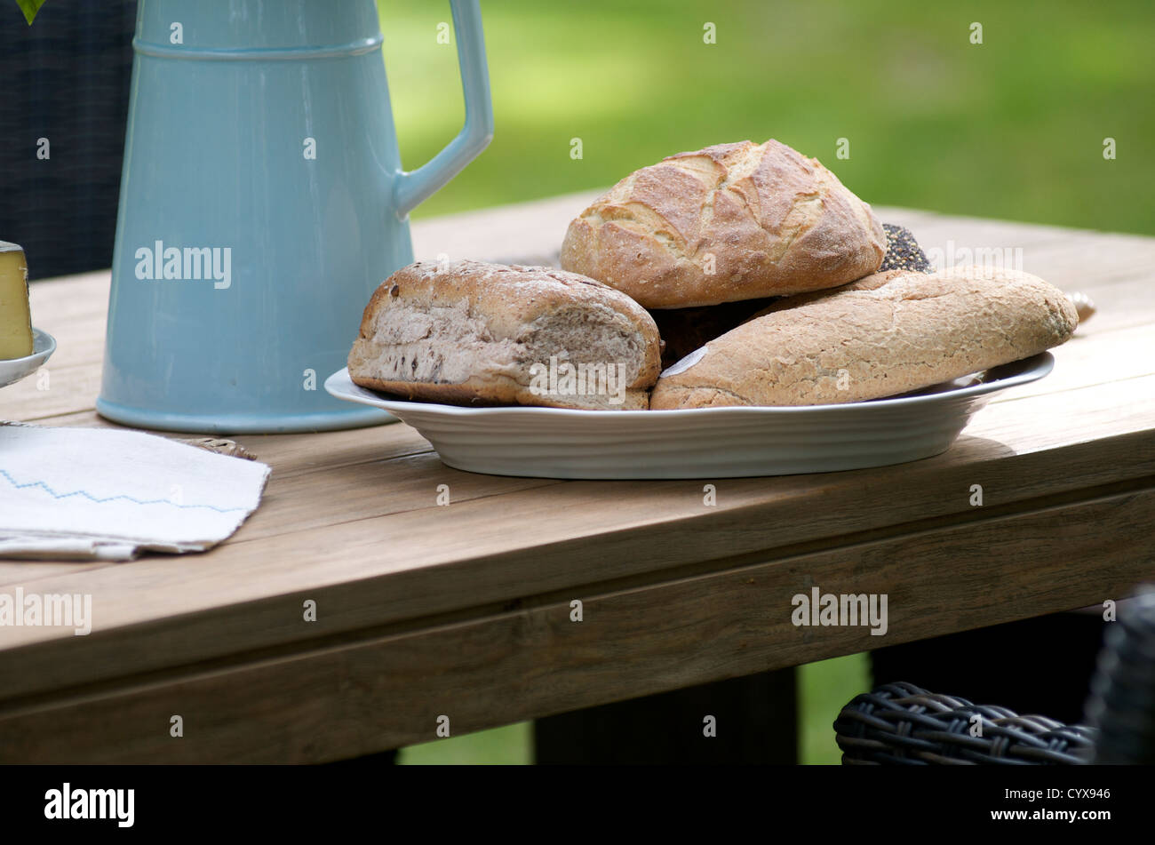 Brötchen auf Tisch. Stockfoto