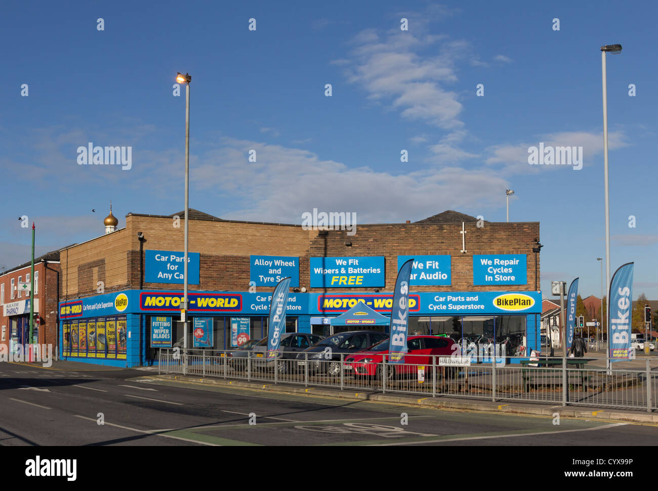 Motor Welt-Auto-Teile, Zubehör und Zyklus-Shop an der Kreuzung von Halliwell Road und Blackburn Road, Bolton. Stockfoto