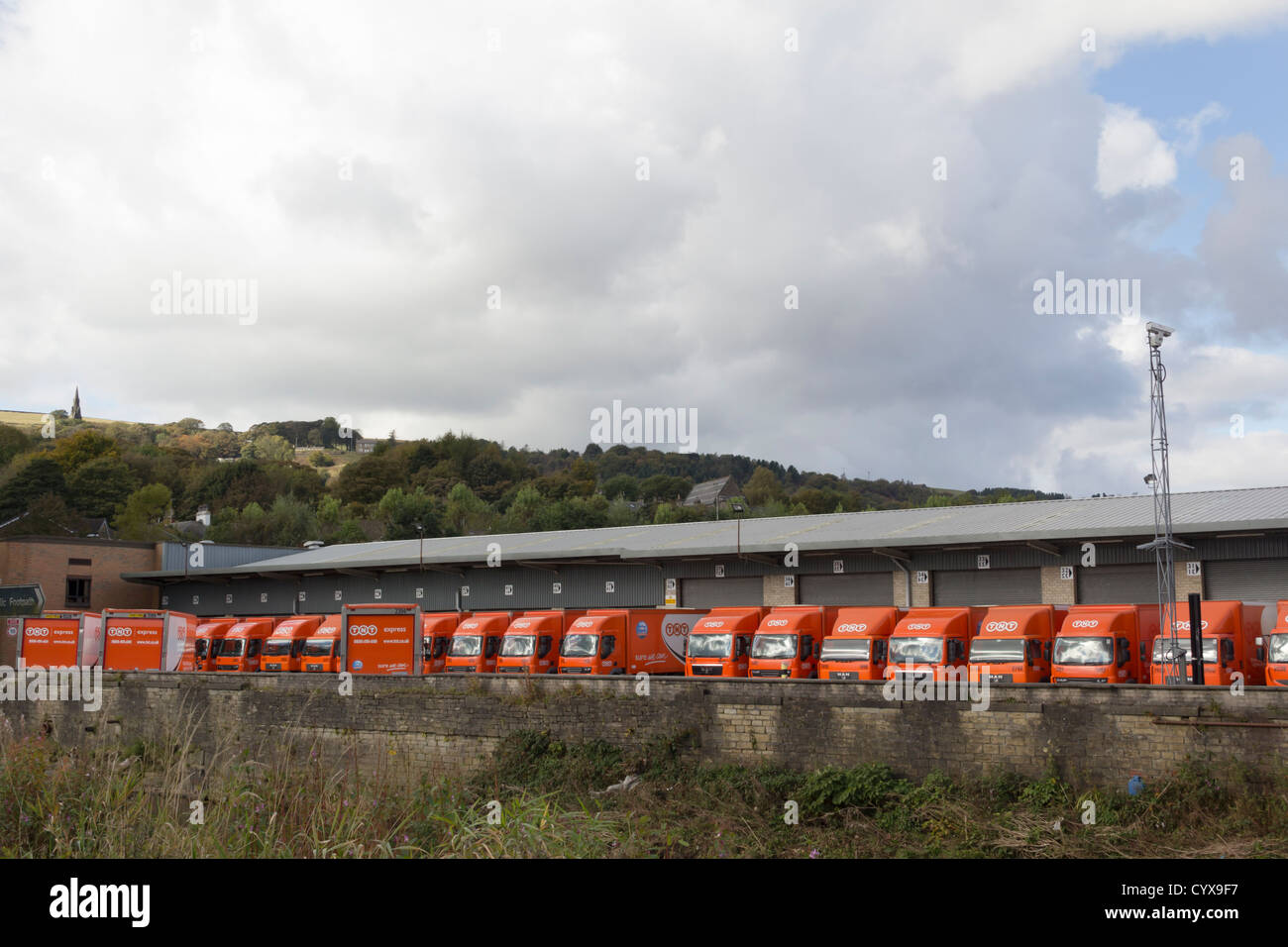 TNT-LKW-LKW an den Laderampen der TNT Kurier Paket Distributionszentrum terminal am Ramsbottom in Lancashire Stockfoto