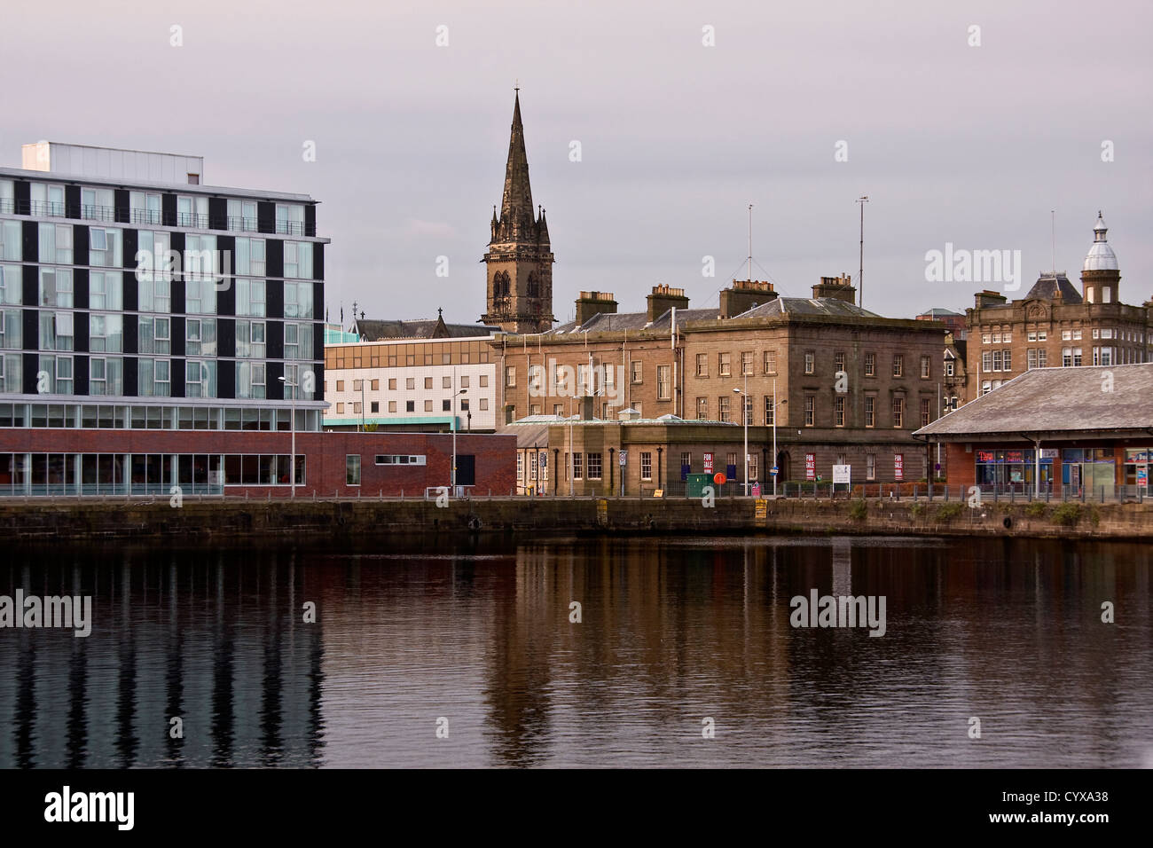 Fenster und Wasser Reflexionen des Hotels Apex City Quay in Dundee, Großbritannien Stockfoto