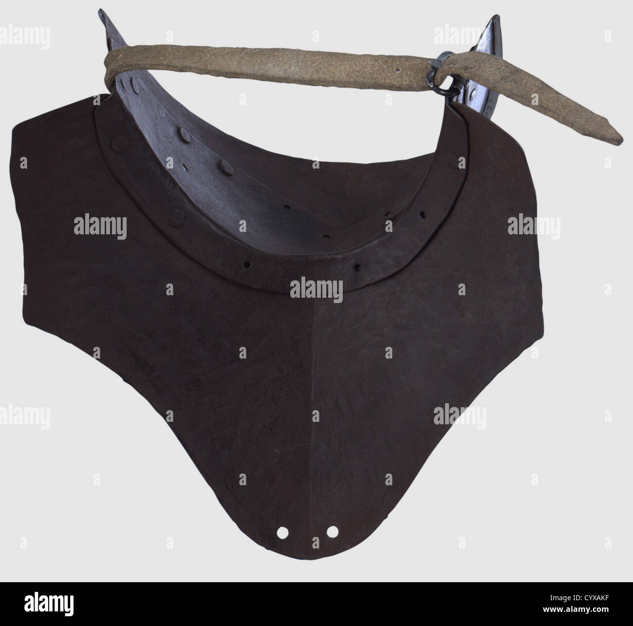 Ein spanischer spätgotischer Bevor, um 1500 Bevor aus zwei Stücken mit federbelasteten Fang. Kantig, unter dem oberen Flansch gedreht. Genieteter Tapering Kragen, die Kragenplatte ein Ersatz. Zwei Befestigungslöcher an der Unterkante. Höhe 22 cm, historisch, historisch, 16. Jahrhundert, Verteidigungswaffen, Waffen, Waffen, Waffen, Arm, Kampfmittel, Objekt, Objekte, Stills, Ausschneiden, Ausschneiden, Ausschneiden, Ausschnitte, Utensil, Ausrüstungsgegenstände, Utensilien, Überzug, Rüstung, Rüstung, Rüstung, reaktive Rüstung, Rüstung, Rüstung, Rüstung, Rüstung, Metall, Zusatzrechte-Clearences-nicht verfügbar Stockfoto
