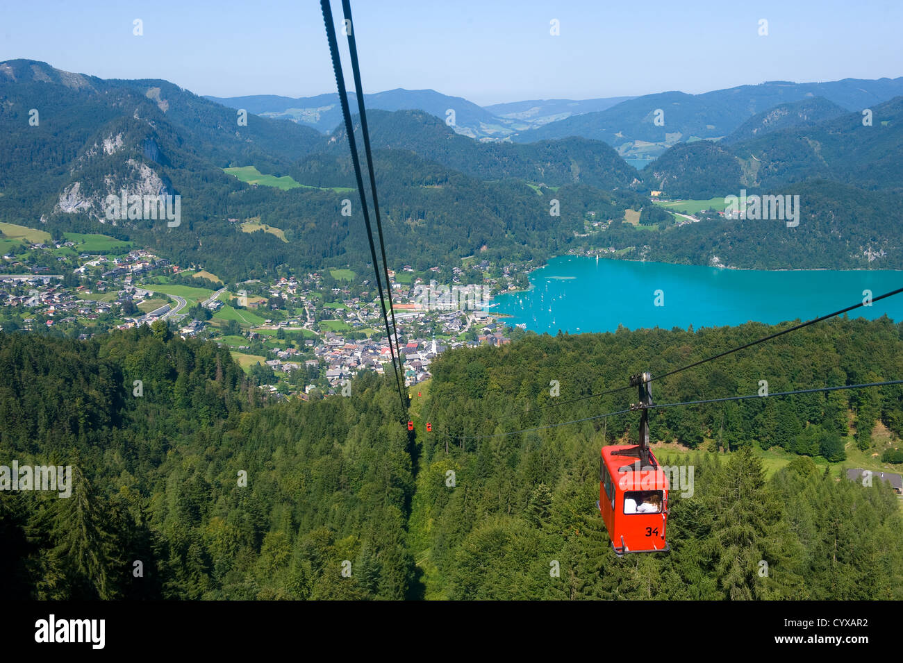 Seilbahn, die an die Spitze des Berges Zwölferhorn nahe am Wolfgangsee in Österreich weiter geht Stockfoto