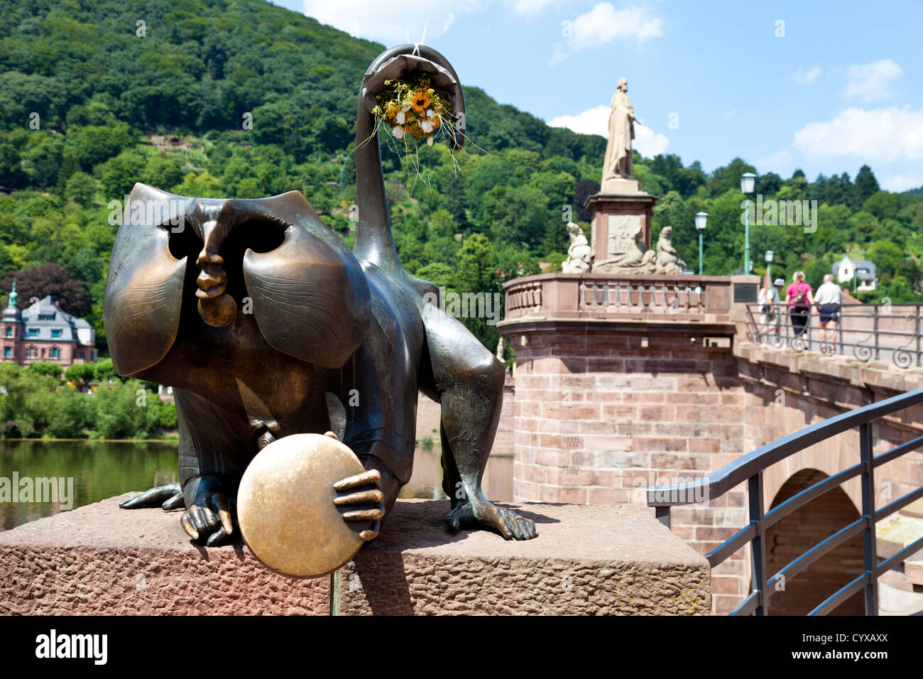 Deutschland, Baden-Württemberg, Heidelberg, Blick auf Affen Bildhauerei an der alten Brücke über den Fluss Neckar Stockfoto