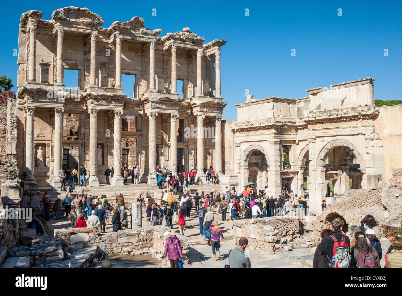 Touristen schlendern die Front von den Resten des Bibliotheksgebäude in Ephesus, Türkei Stockfoto