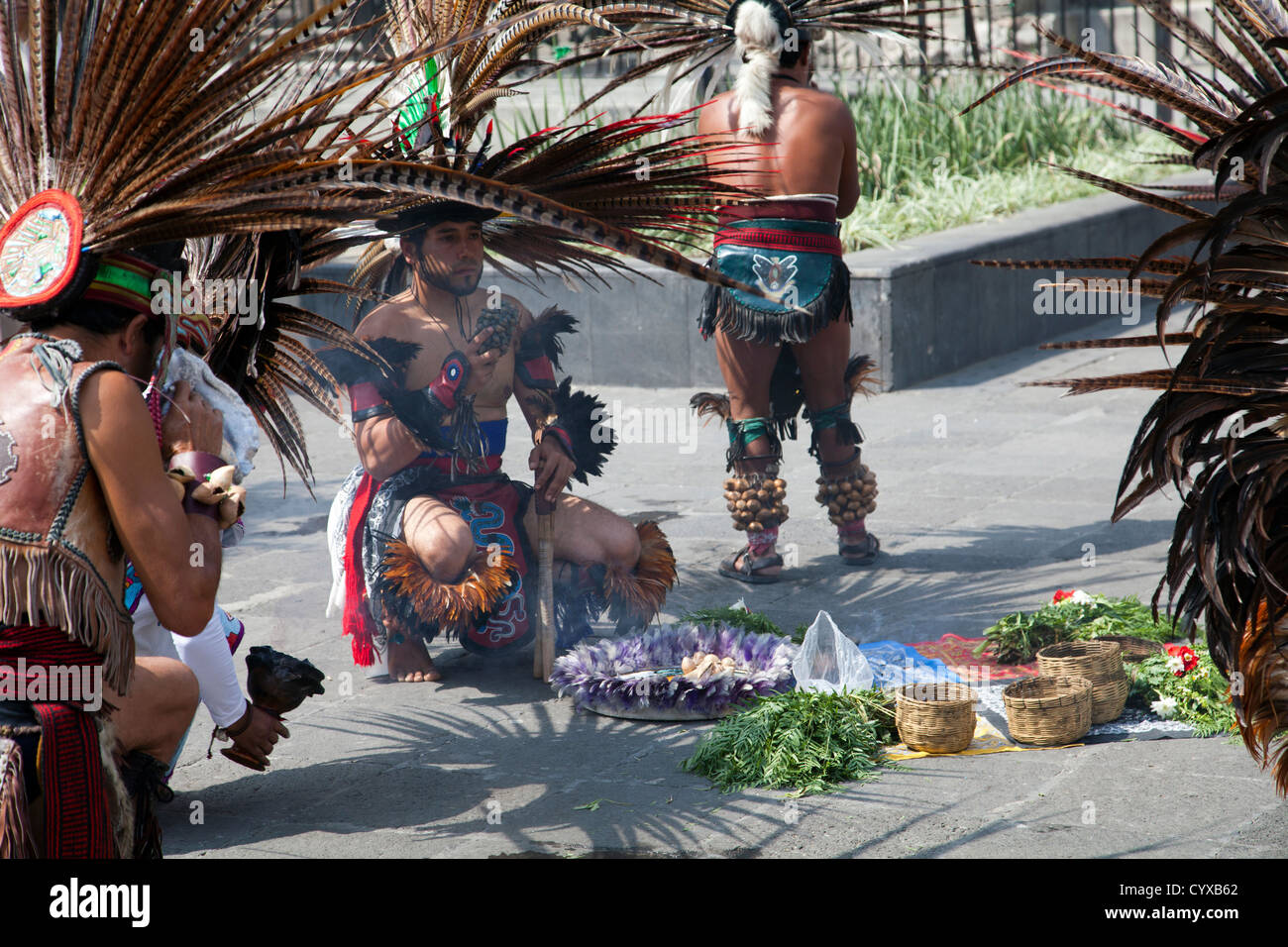 Stammes-indischen Heiler führen Ritual auf dem Zocalo in Mexiko-Stadt DF Stockfoto