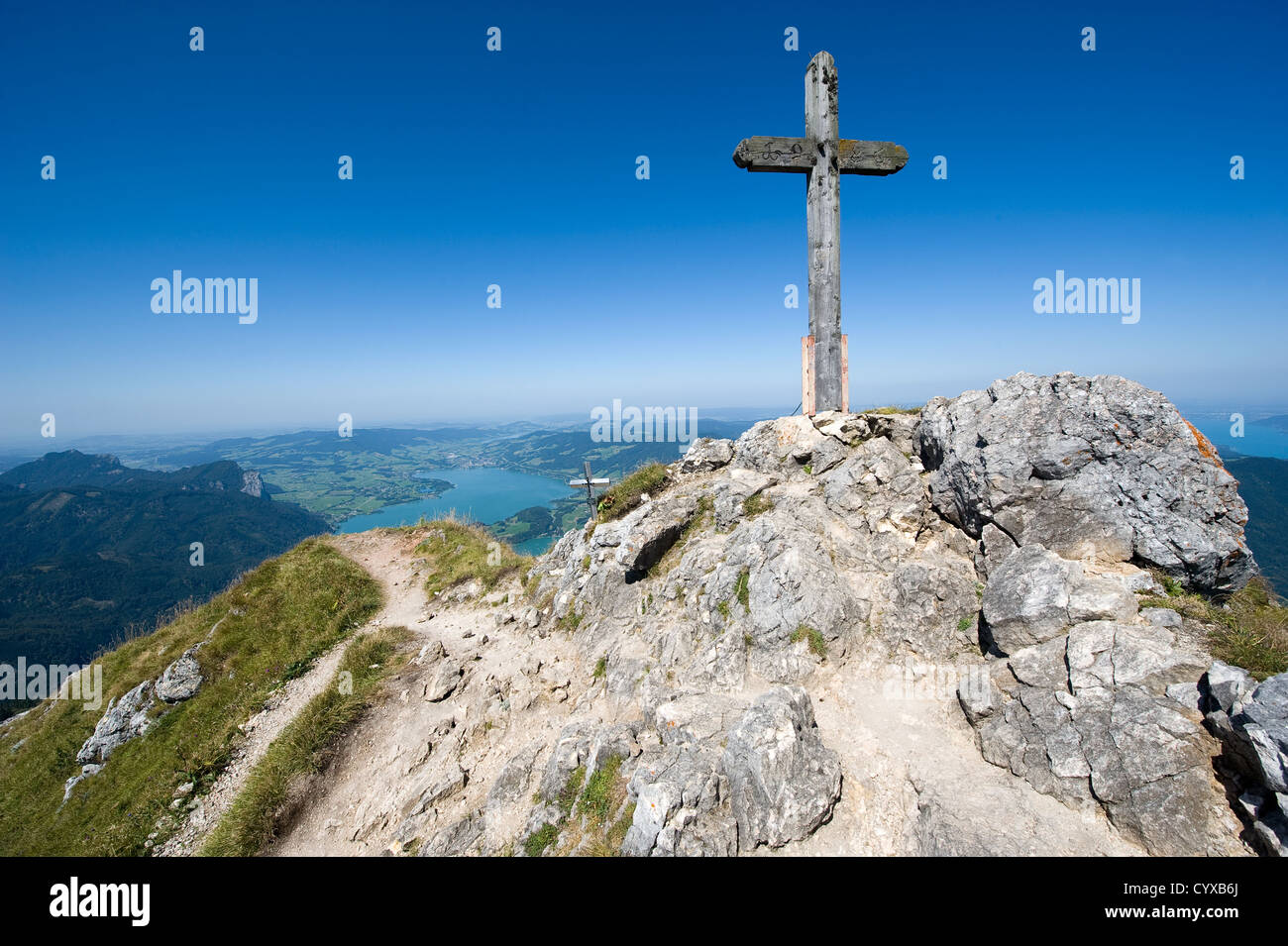 Kreuz auf der Bergspitze 1784 Meter hohen Schafberg in Österreich Stockfoto