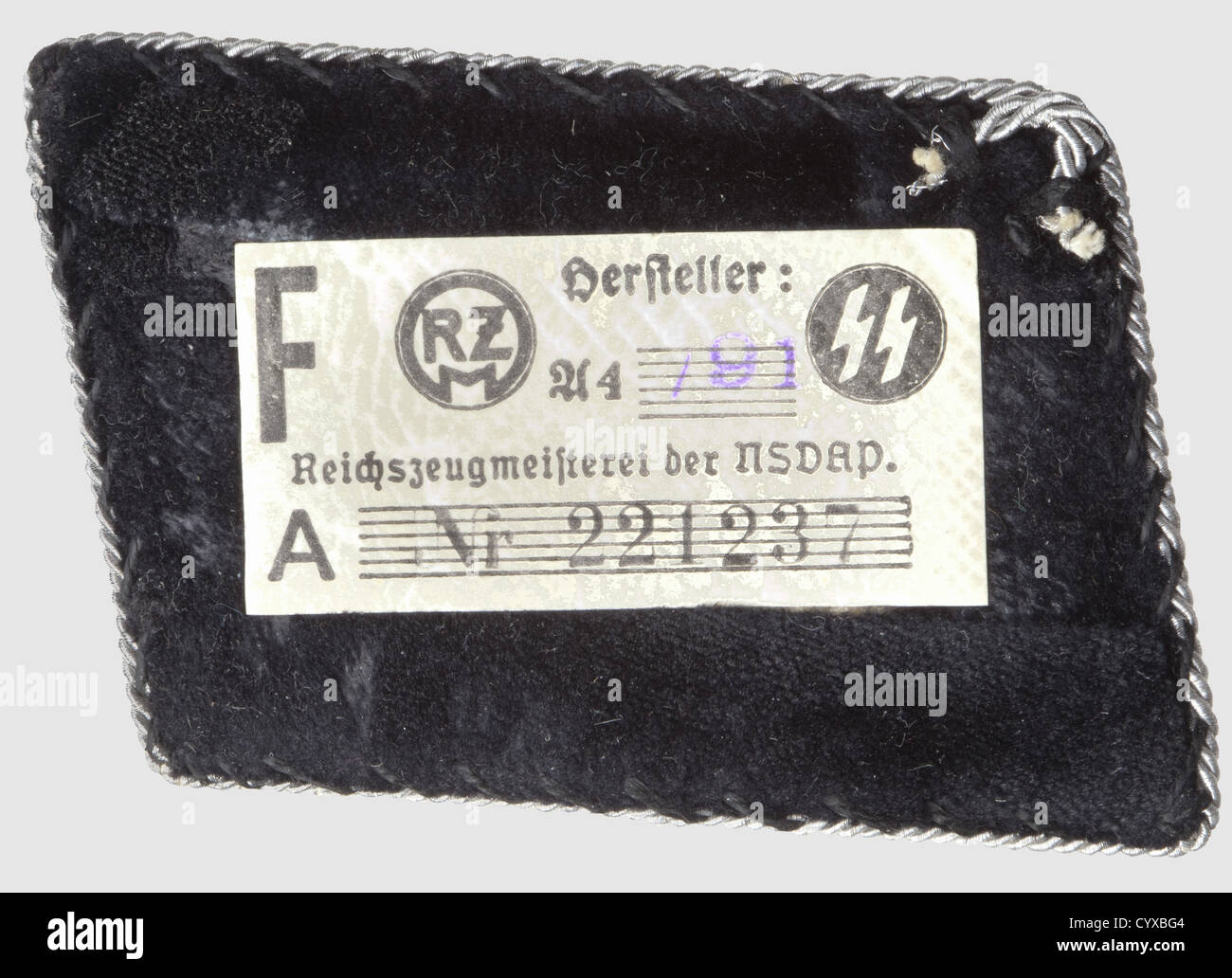 Halsband für Reichsführer-SS Heinrich Himmler, Aluminiumfaden auf schwarzem Samtband. Auf der Rückseite 'RZM'-Label mit Hersteller 'A4/91' und Nr. „221237“. Extrem selten, historisch, historisch, 1930er, 1930er, 20th Century, Geheimdienst, Sicherheitsdienste, Sicherheitsdienste, Polizei, bewaffneter Dienst, bewaffnete Dienste, NS, Nationalsozialismus, Nationalsozialismus, Drittes Reich, Deutsches Reich, Deutschland, Utensil, Ausrüstungsgegenstände, Utensilien, Objekt, Objekte, Stills, Ausschneiden, Ausschneiden, Ausschneiden, Ausschneiden, Faschismus, Faschismus, Nationalsozialismus, Nazi, Nazi-Clearences, zusätzliche Rechte nicht verfügbar Stockfoto