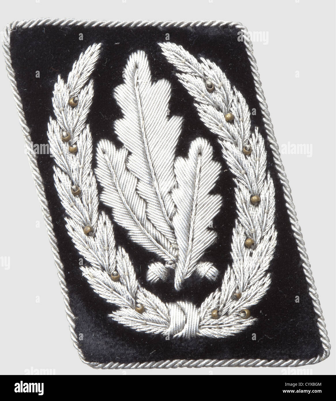 Halsband für Reichsführer-SS Heinrich Himmler, Aluminiumfaden auf schwarzem Samtband. Auf der Rückseite 'RZM'-Label mit Hersteller 'A4/91' und Nr. „221237“. Extrem selten, historisch, historisch, 1930er, 1930er, 20th Century, Geheimdienst, Sicherheitsdienste, Sicherheitsdienste, Polizei, bewaffneter Dienst, bewaffnete Dienste, NS, Nationalsozialismus, Nationalsozialismus, Drittes Reich, Deutsches Reich, Deutschland, Utensil, Ausrüstungsgegenstände, Utensilien, Objekt, Objekte, Stills, Ausschneiden, Ausschneiden, Ausschneiden, Ausschneiden, Faschismus, Faschismus, Nationalsozialismus, Nazi, Nazi-Clearences, zusätzliche Rechte nicht verfügbar Stockfoto