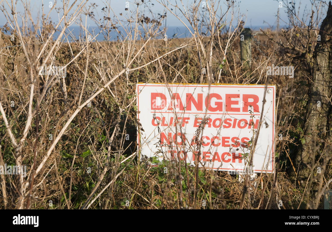 Gefahr Klippe Erosion melden Sie keinen Zugang zum Strand Covehithe, Suffolk, England Stockfoto