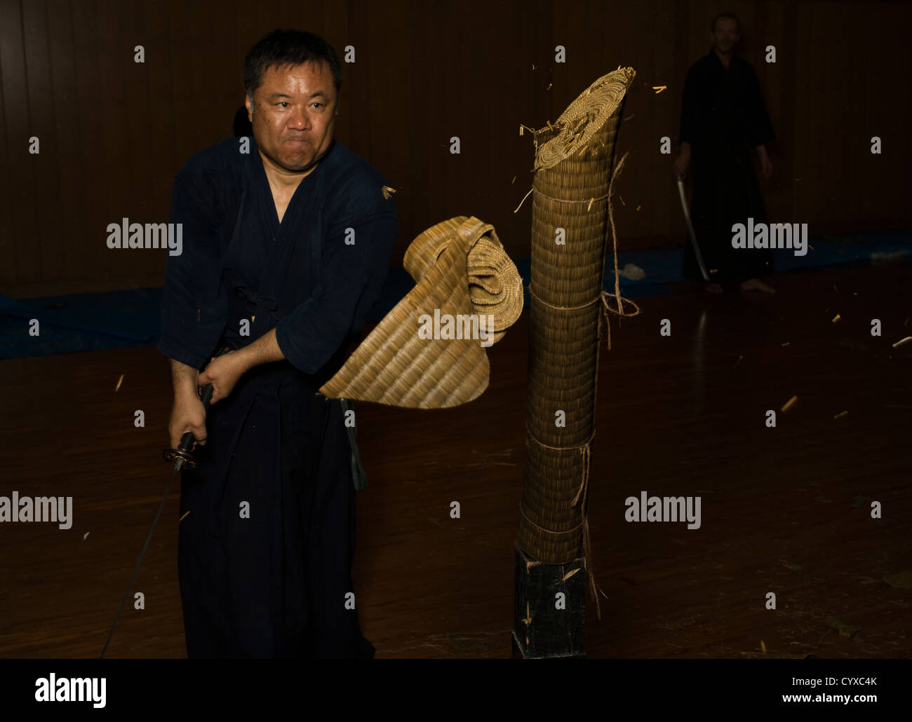 Japaner schneiden die Tatami-Matten mit einem Samurai-Schwert im Rahmen des Iaido-Training. Stockfoto