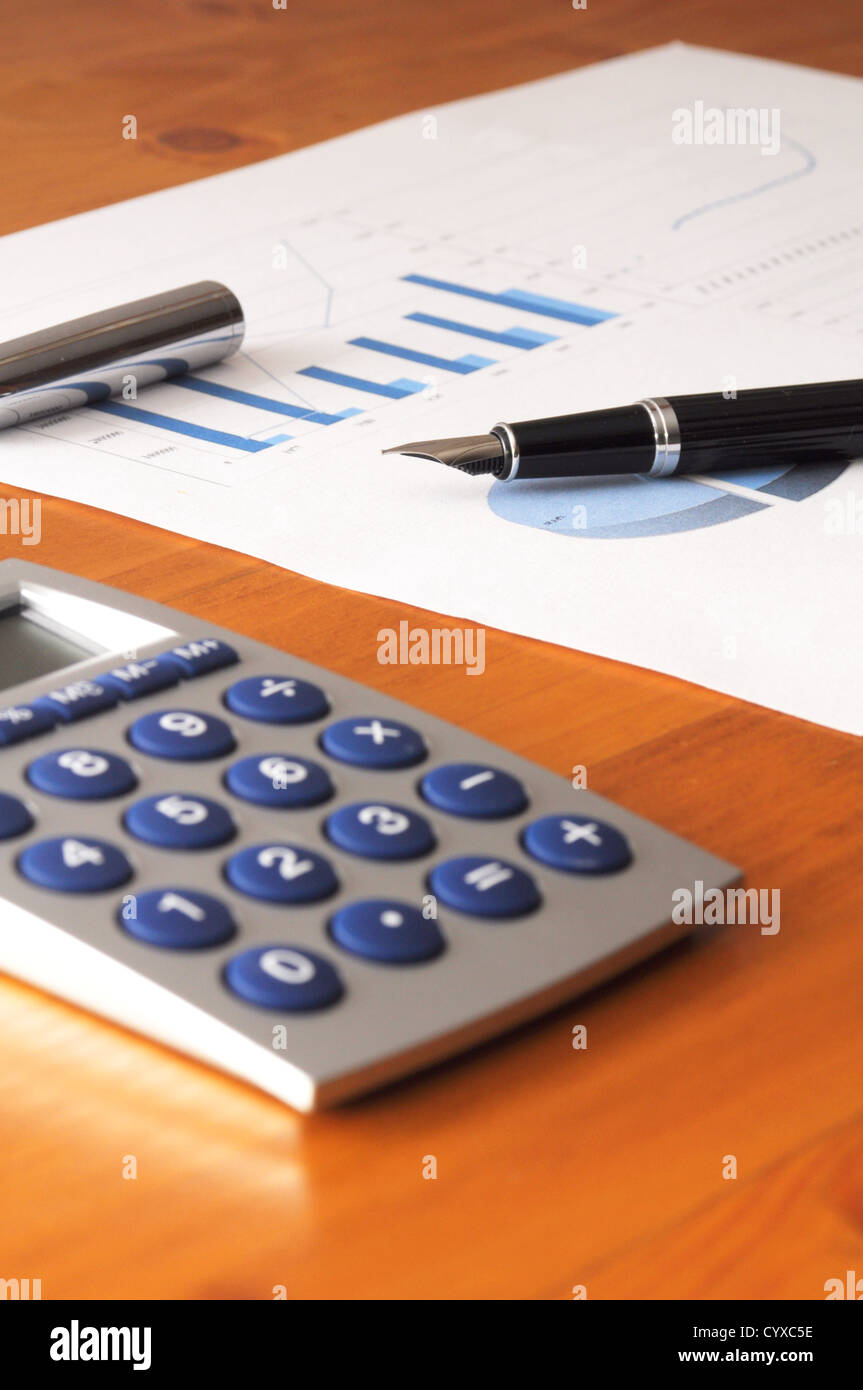 Hand und Papierkram mit Unternehmensinformationen und Stift Stockfoto
