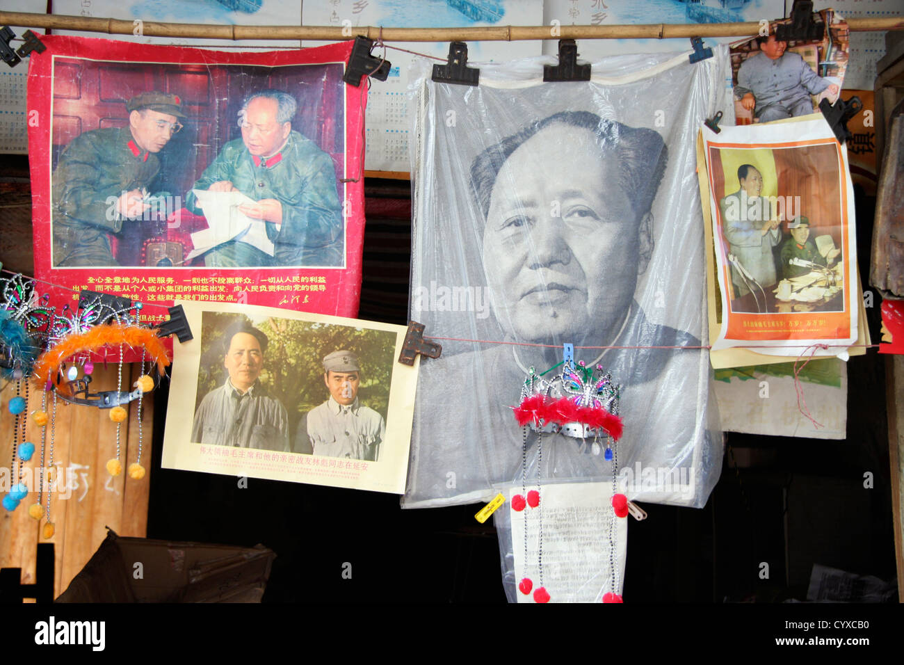Alten maoistischen Propaganda verkauft als Andenken an Pingle Dorf in der Nähe von Chengdu, Sichuan, China Stockfoto