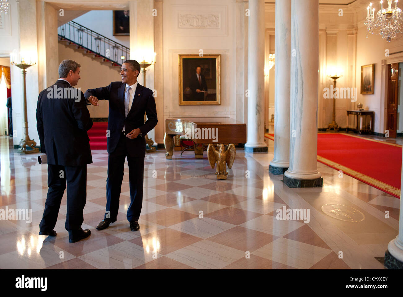 US-Präsident Barack Obama spricht mit Michigan Vertreter Bill Huizenga 1. Juni 2011 im Grand Foyer des weißen Hauses nach einem Treffen mit Republican Conference Chairman im Haus. Stockfoto