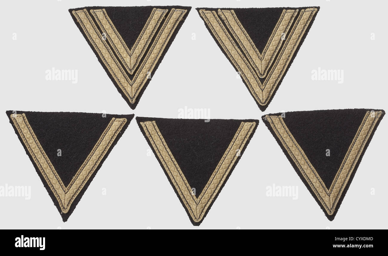 Fünf Chevrons für 'Rottenführer' und 'Sturmmann', tropische Ausführung, sandfarbene Spitze auf schwarzem Tuch. Zwei für Rottenführer und drei für S-Sturmmann, historisch, 1930er, 1930er, 1930er, 20ster Jahrhundert, Geheimdienst, Sicherheitsdienst, Geheimdienste, Sicherheitsdienste, Polizei, bewaffneter Dienst, Wehrdienst, NS, Nationalsozialismus, Nationalsozialismus, Drittes Reich, Deutsches Reich, Deutschland, Utensil, Gerätschaften, Utensilien, Objekte, Objekte, Stills, Ausschnitte, Nazi-Faschismus, Nazi-Faschismus-Sonderrechte, Nazi-Sonderfaschismus, Nazi-Sonderfaschismus, Nazi-Sonderrechte Stockfoto