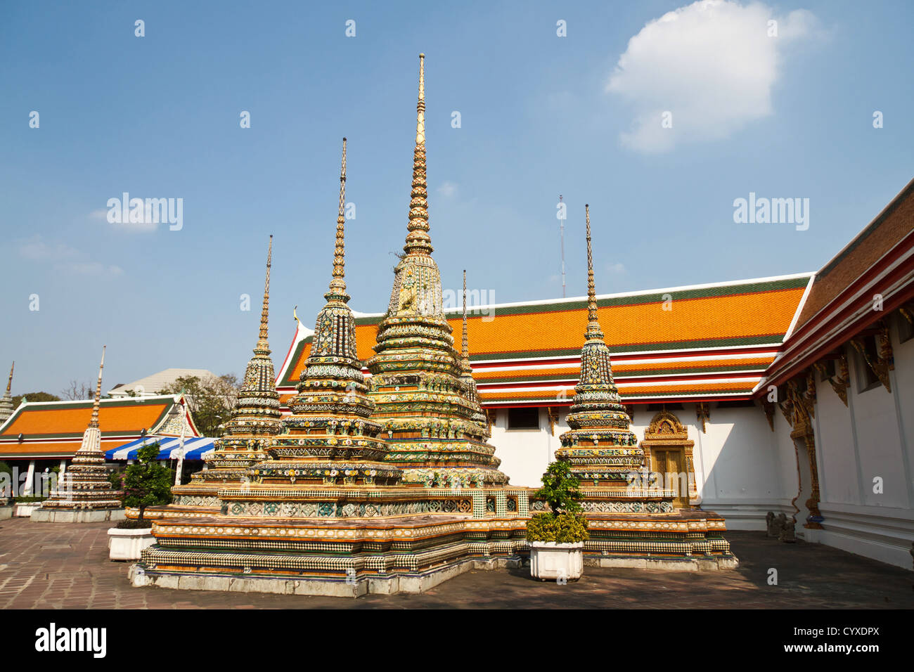 Kleinen Chedi Türme auf dem Gelände des Tempels Wat Pho in Bangkok, Thailand Stockfoto