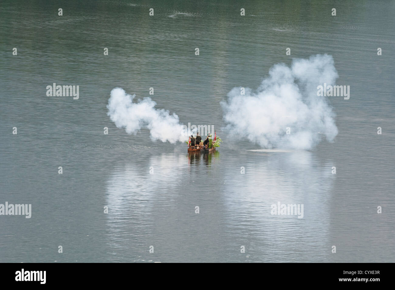 Österreich, Oberösterreich, Menschen feiern Fronleichnams-Prozession auf den Hallstaetter See Stockfoto