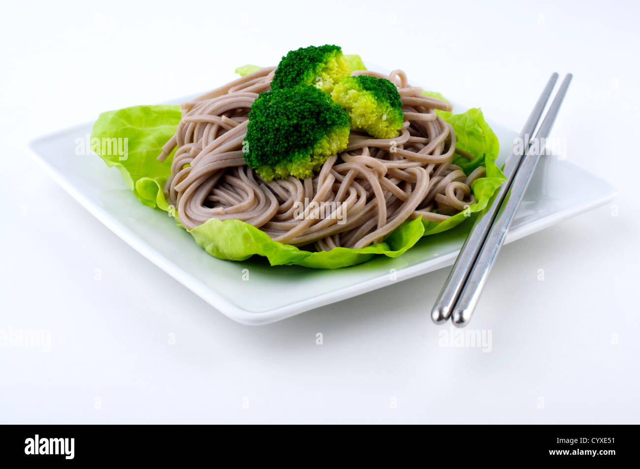 Japanischer vegetarisch Soba-Nudeln mit Gemüse auf weißen Platten Stockfoto