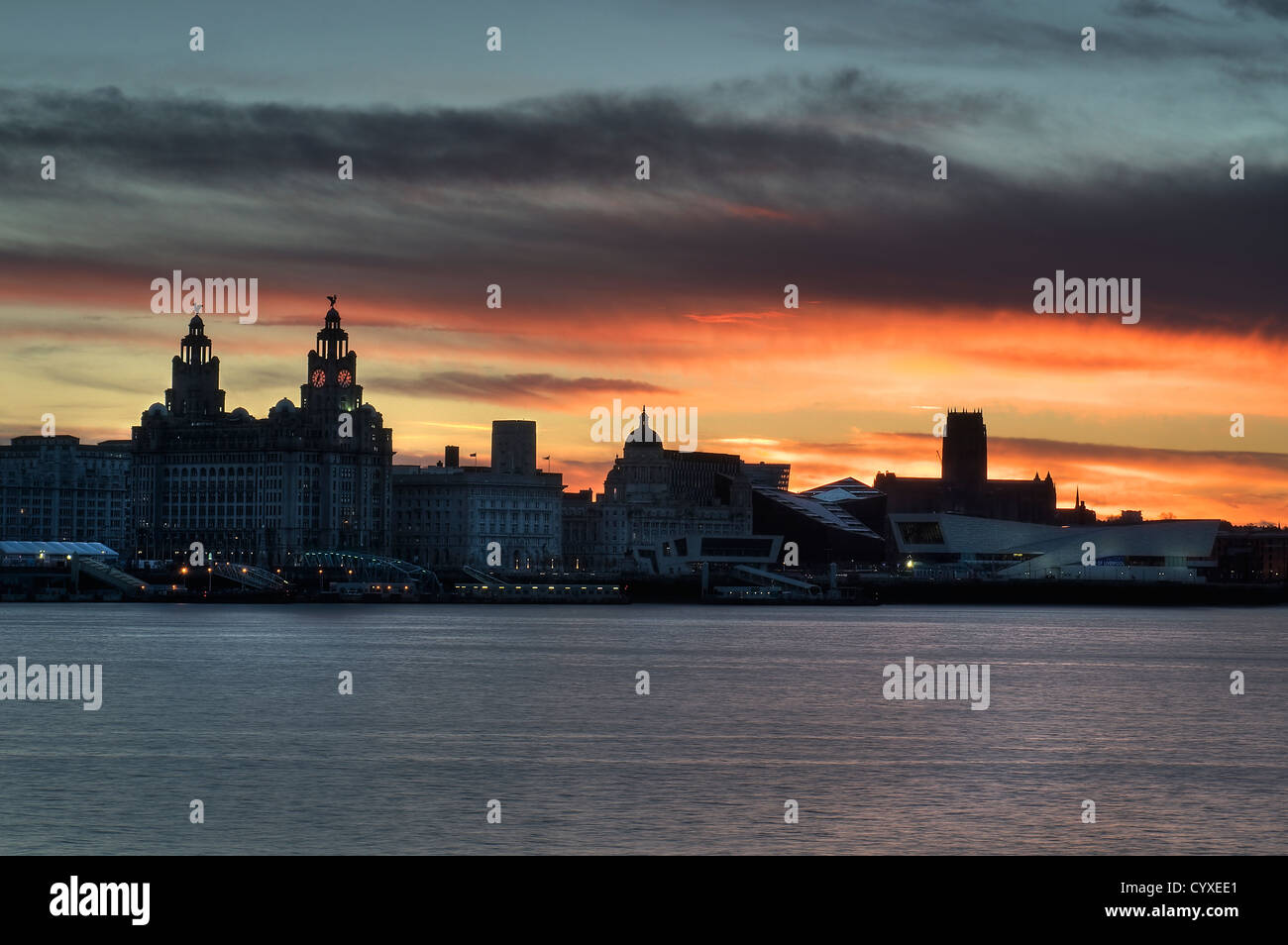 Liverpool City Skyline bei Sonnenaufgang aus über den Fluss Mersey bei Sonnenaufgang Stockfoto