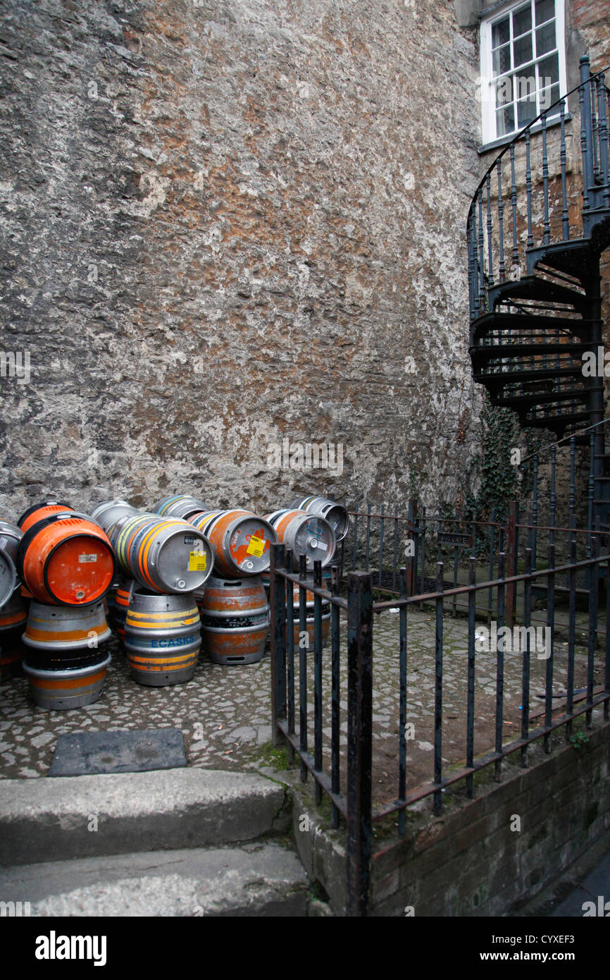 Großbritannien, England, Oxford, leere Straße mit Bierfässern Stockfoto