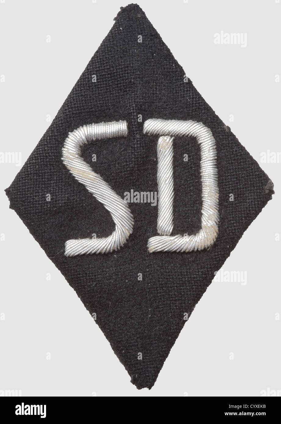 SS / SD Hülsenlozenge, handbestickte Version auf schwarzem Tuch, historisch, 1930er, 1930er, 1930er, 20th Century, SS, Schutzstaffel, NS, Nationalsozialismus, Nationalsozialismus, Drittes Reich, Deutsches Reich, Dienststelle, Dienststellen, Organisation, Organisation, Organisationen, Organisationen, Objekt, Objekte, Ausschneiden, Ausschneiden, Ausschneiden, Ausschnitte, Insignien, Symbol, Symbole, Ausrüstung, Uniform, Uniformen, Detail, Details, zusätzliche-Rechte-Clearences-nicht verfügbar Stockfoto