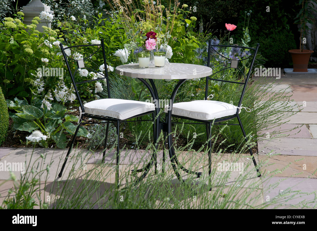 Tisch für zwei im Garten Stockfoto
