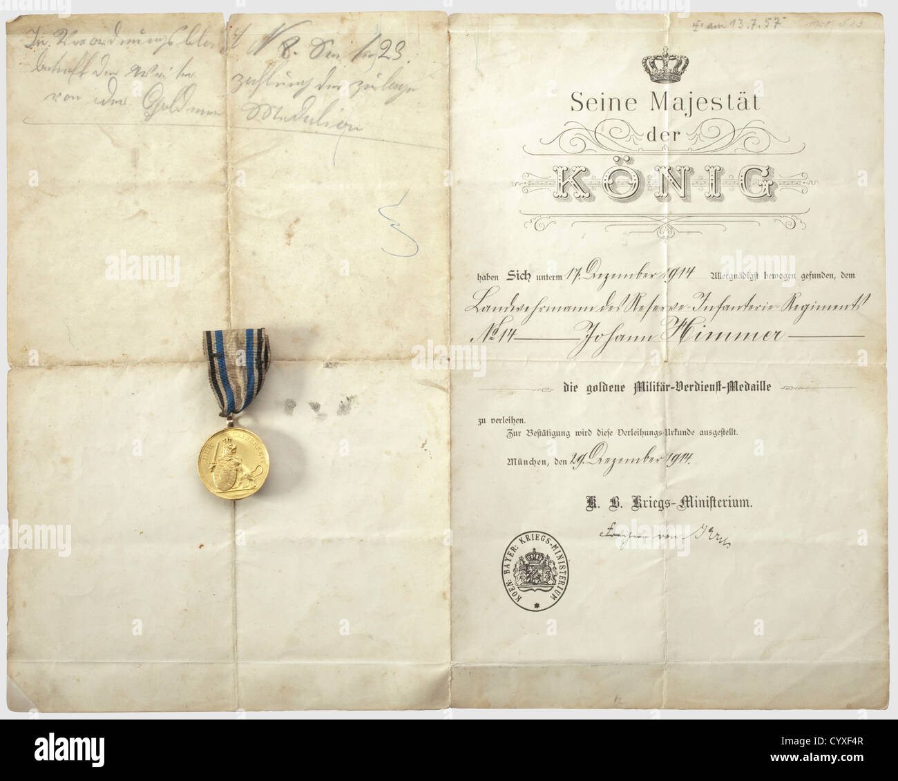 Goldene Tapferkeitsmedaille,mit Vergabedokument an Johann Himmel Goldmedaille mit dem Namen Stechengraveur J. Ries,Signatur 'P1' unter dem lionïs Schild kaum zu erkennen. Lötzinn-Öse, eine sehr frühe WWI-Ausgabe in stark gebrauchten und entsteinten Zustand, ein paar Schläge und eine alte Goldproof-Marke in der Kante. Gewicht 21.04 g. Enthalten ist die Originalauszeichnung an Landsturmmann (Miliz privat) Johann Himmel vom Bayerischen Reserve-Infanterie-Regiment 14, datiert(tr)'München am 29. Dezember 1914'. Gefaltete Doppelseite. Auch eine Kopie von Bavariaïs Golden Honor,Zusatzrechte-Clearences-nicht verfügbar Stockfoto