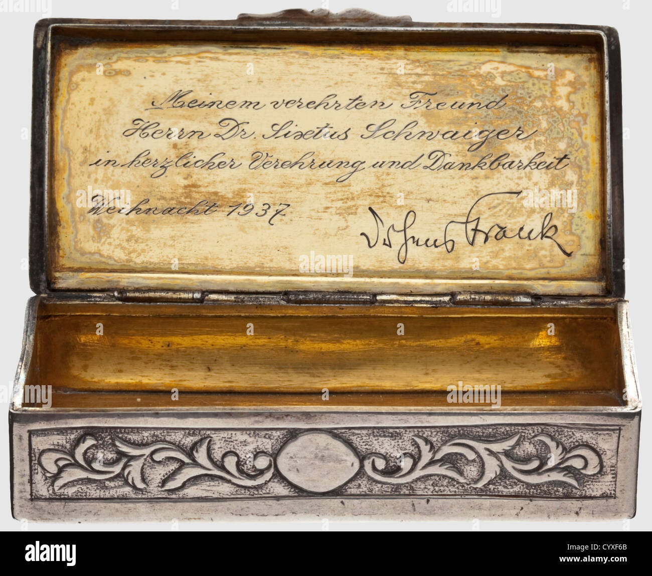 Generalgouverneur von Polen Dr.Hans Frank,eine silberne Tabakdose an Bauingenieur Dr.Sixtus Schwaiger die Schachtel, die im 18. Jahrhundert von einem deutschen Juwelier angefertigt wurde, wurde aus 13-lötig Silber hergestellt und ist wegen 13 ihrer Feinheit mit einem "R"-Meisterstempel und einem Blumenkontrollstempel (möglicherweise Augsburg) gestanzt.die Innenseite der Abdeckung ist eingraviert "einem Verehrten Freund Herren Dr.Sixtus Schwaiger in herzlicher Verehrung und Dankbarkeit.Weihnachten 1937 Dr. Hans Frank'('an meinen verehrten Freund Dr.Sixtus Schwaiger in herzlicher Verehrung und Dankbarkeit.Weihnachten 1937 Dr.H,Additional-Rights-Clearences-not available Stockfoto