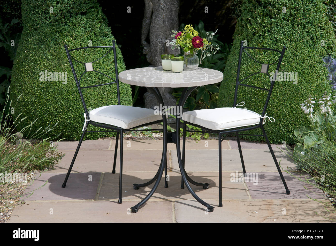 Tisch für zwei im Garten Stockfoto