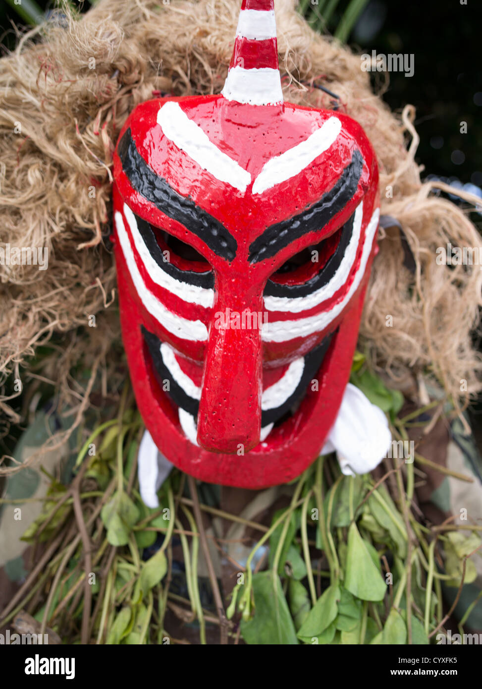 Okinawa-Mann mit Fusamarah Regen Gott Maske, Mushaama Erntefest Hateruma Insel Yaeyamas, Okinawa, Japan Stockfoto