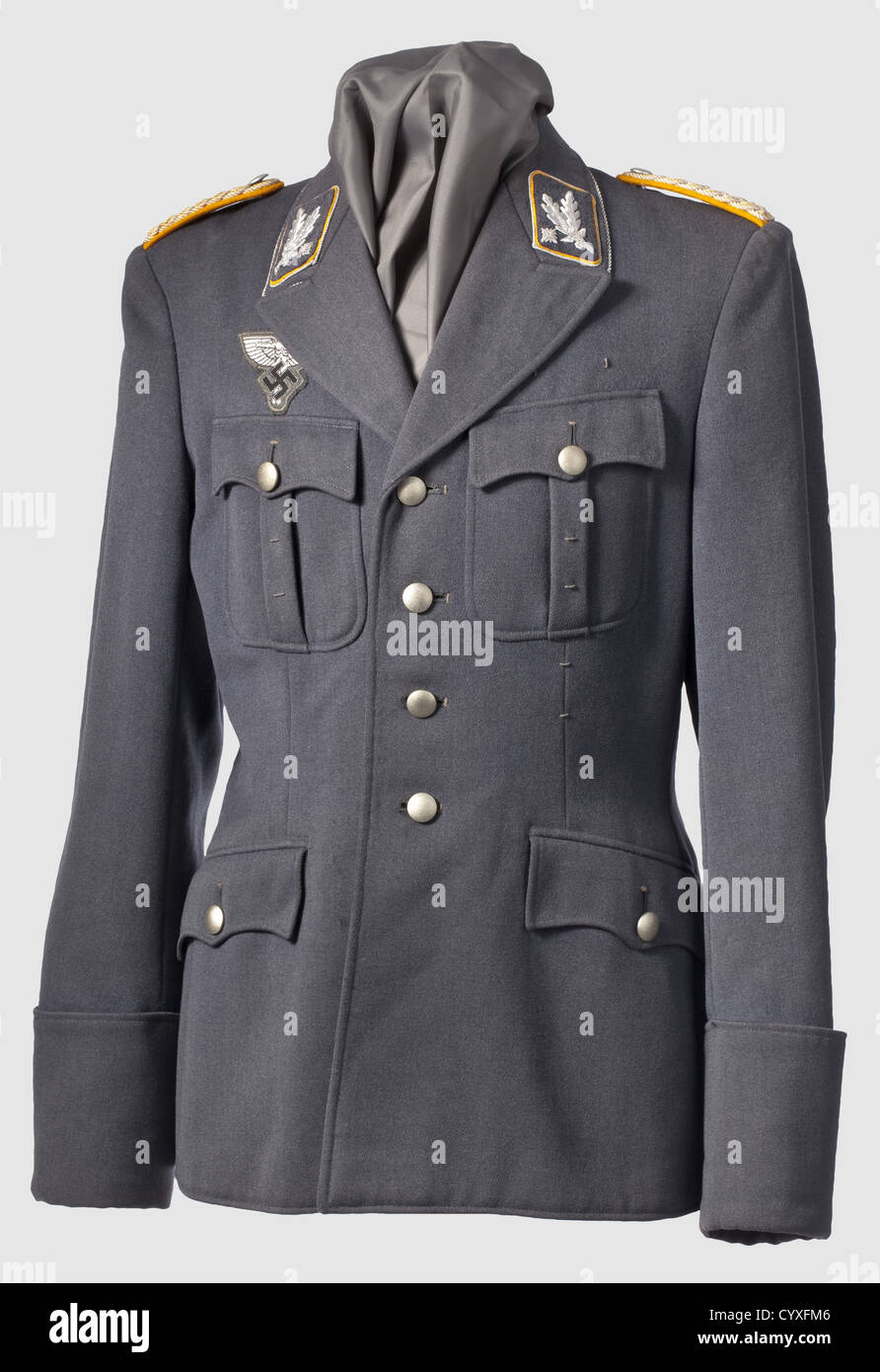 Ein Uniform Mantel um 1941, für einen Brigadeführer in NSFK bläulich-grauer  Gabardine, silberner Kragen Kordel, Brustemblem von NSFK in  Offiziersqualität, die Kragen Patches mit Rang Brigadeführer handbestickt  mit durchgehender gelber Paspel und
