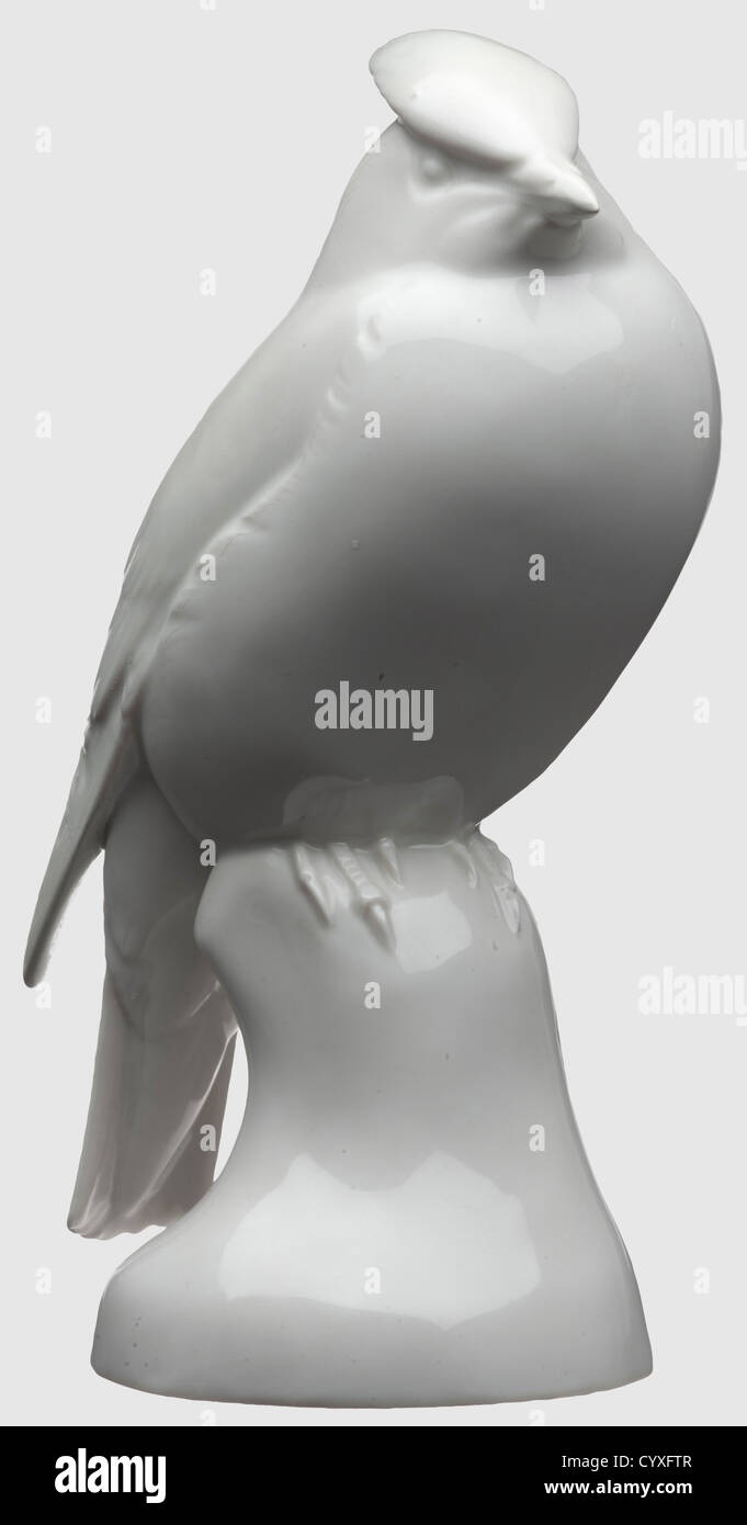 Wachsflügel, Porzellanfabrik Allach weiß glasierte Porzellanfigur nach einem Entwurf von Prof. Wilhelm Krieger. Die Basis mit eingeprägtes manufacturerïs-Zeichen 'SS Allach', Modell-Nr. '110' und 'Prof. Krieger. Rechter Flügel und Wappen restauriert. Höhe 16.3 cm, historisch, historisch, 1930er, 1930er, 20th Century, Objekt, Objekte, Stills, Ausschneiden, Ausschneiden, Ausschneiden, Ausschneiden, zusätzliche-Rechte-Clearenzen-nicht vorhanden Stockfoto