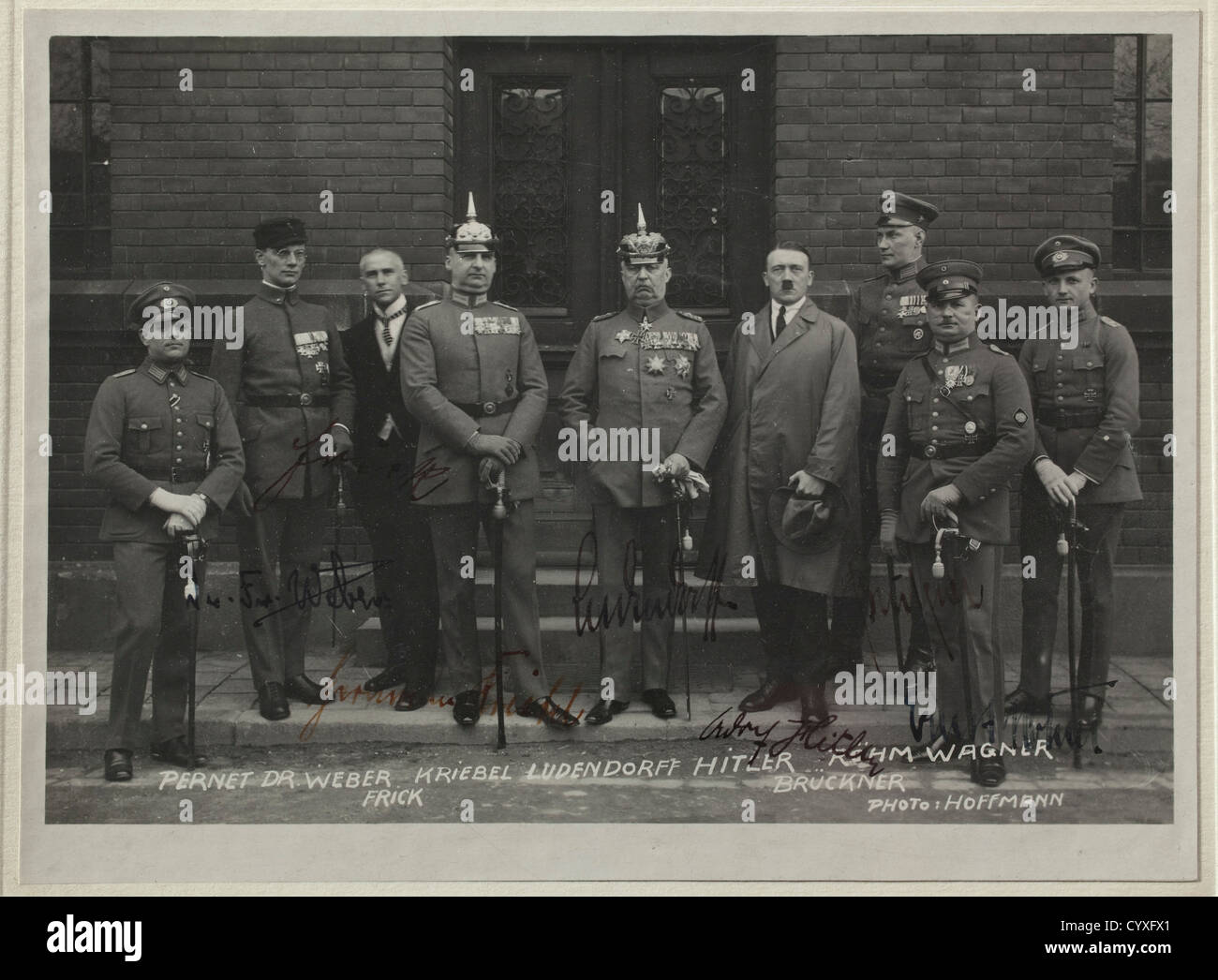 Johann Singer,ein gerahmtes Widmungsbild Hitlers vom 3. April 1924 das berühmte Hoffmann-Foto 'die Angeklagten des Hitlergerichtes' in der ersten Fassung(ohne Bildtitel/18 x 24),das Foto selbst mit den Tuschensignaturen von Frick,Weber,Kriebel,Ludendorff,Hitler,Brückner und Röhm,das Reittier mit Hitlers handgeschriebener Tuschensignatur 'immer wenn die Freiheit verändert Triffs to the Best in the fefängnis. Dem treuen Parteigenossen J. Singer - herzerzlichen Dank für sein Vertrauen. Landsberg den 3./April 1924 - mit deutschem Heil Adolf Hitler'(tr.,Additional-Rights-Clearences-not available Stockfoto