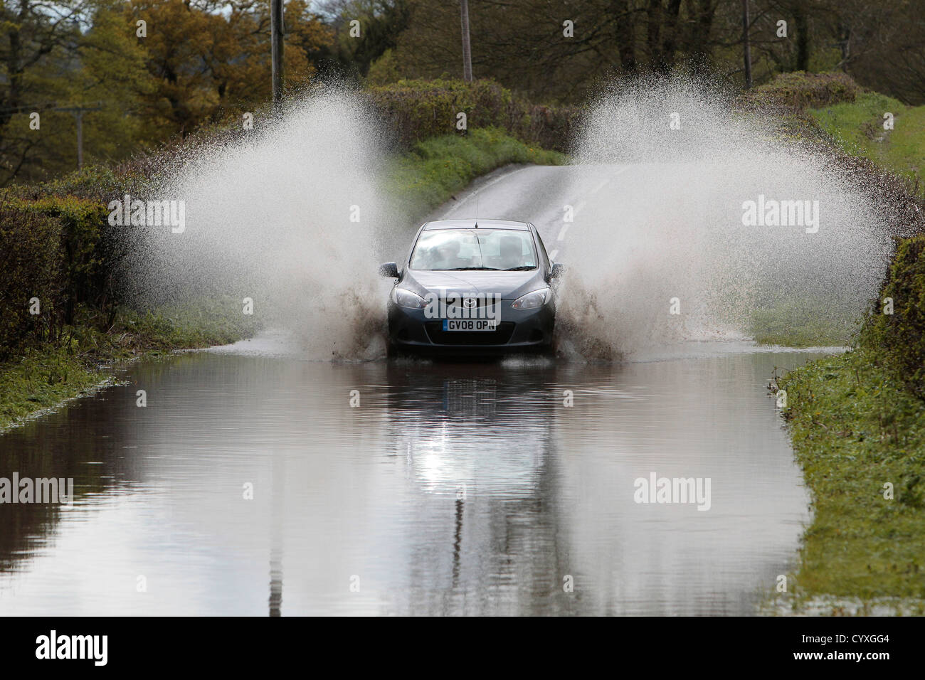 Überfluteten Landstraße mit Autos fahren langsam durch Auto Automobil Automobile Automotive Automóvil Autos britische Gewässer Stockfoto