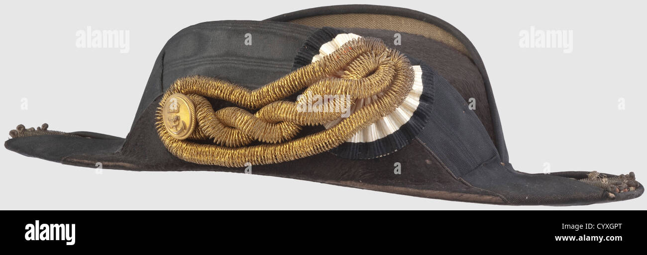 Prinz Waldemar von Preußen (1889 - 1945), ein officerïs Bicorn für den Fall Schwarzer Mohair Filz mit breitem, schwarz geripptem Seidenband.Goldknopf und Bullion Verschluss über einer Seidenkokade.Weißer Seideneinlage mit Gold besticktem Monogramm "W" unter einer königlichen Krone, weißes Leder Schweißband.etwas getragen, Altersanzeichen und use.Unique.in der ursprünglichen Aufbewahrungsbox mit Weiß Seidenpolster und Inschrift in Gold 'Prinz Waldemar von Preußen',Alterszeichen.das Bicorn in kleiner Kopfgröße für Prinz Waldemar,Sohn von Prinz Heinrich von Preußen,der im Alter von ,Zusatzrechte-Clearenzen-nicht verfügbar zum Marineoffizier ernannt wurde Stockfoto