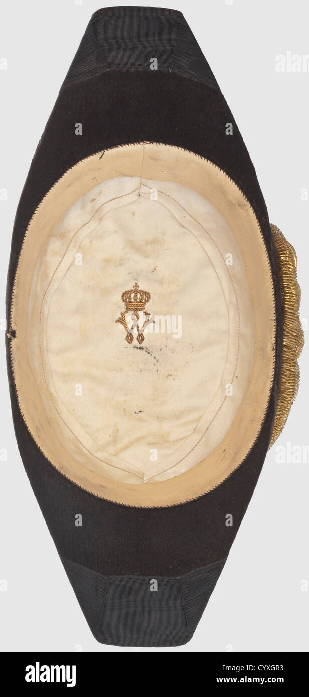 Prinz Waldemar von Preußen (1889 - 1945), ein officerïs Bicorn für den Fall Schwarzer Mohair Filz mit breitem, schwarz geripptem Seidenband.Goldknopf und Bullion Verschluss über einer Seidenkokade.Weißer Seideneinlage mit Gold besticktem Monogramm "W" unter einer königlichen Krone, weißes Leder Schweißband.etwas getragen, Altersanzeichen und use.Unique.in der ursprünglichen Aufbewahrungsbox mit Weiß Seidenpolster und Inschrift in Gold 'Prinz Waldemar von Preußen',Alterszeichen.das Bicorn in kleiner Kopfgröße für Prinz Waldemar,Sohn von Prinz Heinrich von Preußen,der im Alter von ,Zusatzrechte-Clearenzen-nicht verfügbar zum Marineoffizier ernannt wurde Stockfoto
