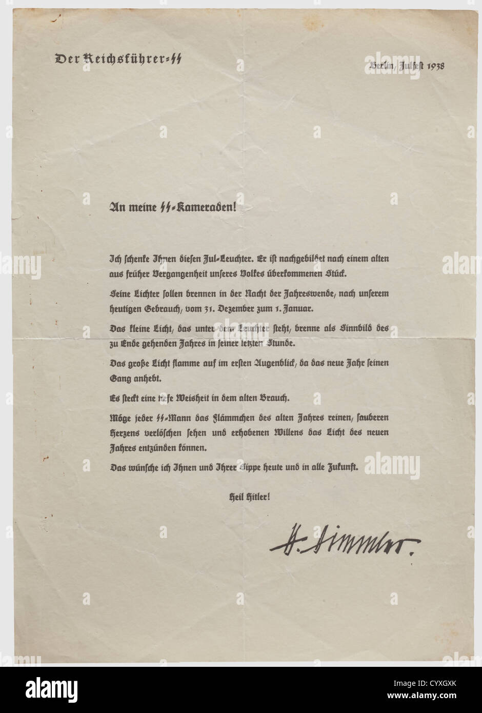 Ein Präsentationsbrief für einen yule Kerzenständer 1938,Reichsführer SS - Heinrich Himmler EIN Brief in Form einer Bescheinigung über die Schenkung eines 'yule Kerzenständers', der seinen Gebrauch beschreibt. Mit 'Berlin Yulfest 1938' auf dem Briefkopf und einer gedruckten Unterschrift des Reichsführers-SS Heinrich Himmler. Abmessungen 21 x 29.7 cm. Gefaltet und leicht geriffelt. Selten, historisch, historisch, 1930er, 20. Jahrhundert, Waffen-SS, bewaffnete Division der SS, bewaffneter Dienst, bewaffnete Dienste, NS, Nationalsozialismus, Nationalsozialismus, Drittes Reich, Deutsches Reich, Deutschland, Militär, Militaria, Utensil, Stück, Zusatzrechte-Clearences-nicht verfügbar Stockfoto