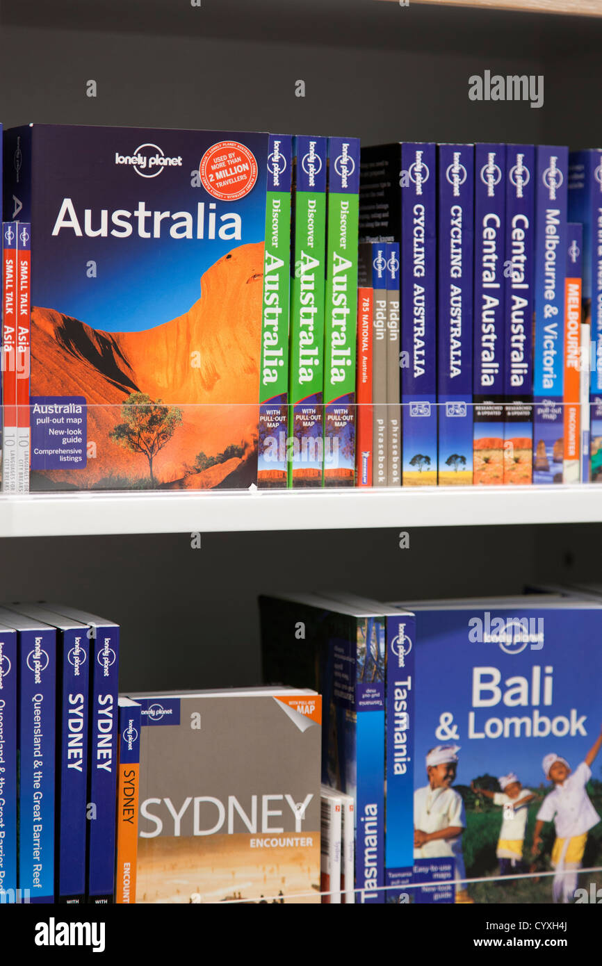 Lonely Planet Reiseführer Bücherregal im Lonely Planet Shop, Flughafen von Manchester, Manchester, UK. Stockfoto