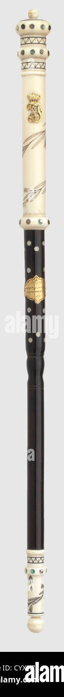 Erzherzog Franz Ferdinand von Österreich-Este(1863 - 1914), ein Dirigentenstab Gustav Mahler 1901 vorgestellt Elfenbein, Ebenholz, und portoiseshell.Elfenbein Punkt und Griff haben dekorative, geschwärzte Gravur und portoiseshell Inlays.der mittlere Teil gemacht, aus Ebenholz mit einer Widmungstafel 's./1.Komponisten Gustav Mahler 19 7/7 01.' ('an seinen geliebten Komponisten Gustav Mahler 19 7/7 01.') Überzug einer goldenen 'FF'-Chiffre unter einer Großherzogskrone mit Rubinen.Gesamtlänge 39.5 cm.in einem schwarzen Lederetui mit grünem Samtfutter.Gustav Mahler ,Zusatzrechte-Abgaben-nicht verfügbar Stockfoto
