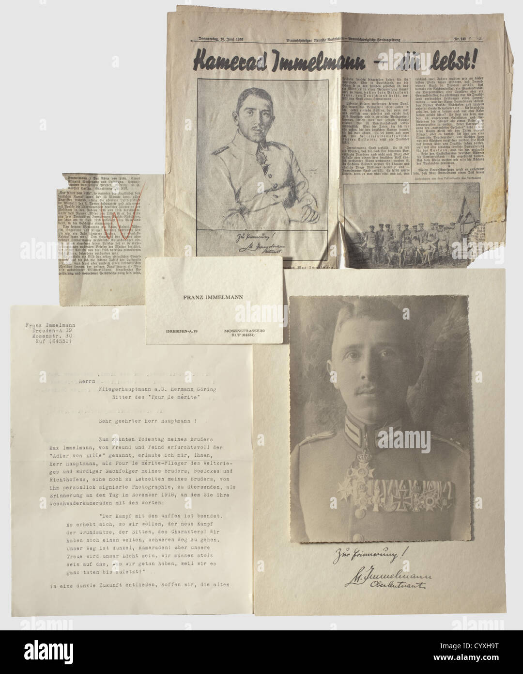 Oberleutnant Max Immelmann (1890 - 1916) - "der Adler von Lille", großformatiges Porträtfoto und Unterschrift in Tinte Immelmann in Uniform mit großem Medaillenriegel und Pour le Mérite um den Hals. Die Halterung mit Tintenwidmung "zur Erinnerung! M. Immelmann Oberleutnant'. Mit einem Anschreiben seines Bruders Franz Immelmann vom 18. Juni 1926 (10. Todestag von Maxïs) an "Hermann Göring, Luftkorps-Kapitän ret.", den er beschreibt (TR) "als Pour le mérite Pilot des Weltkriegs und würdiger Nachfolger meines Bruders Boelcke und Richthofen". Auch ein Zeitungsartikel, Stockfoto