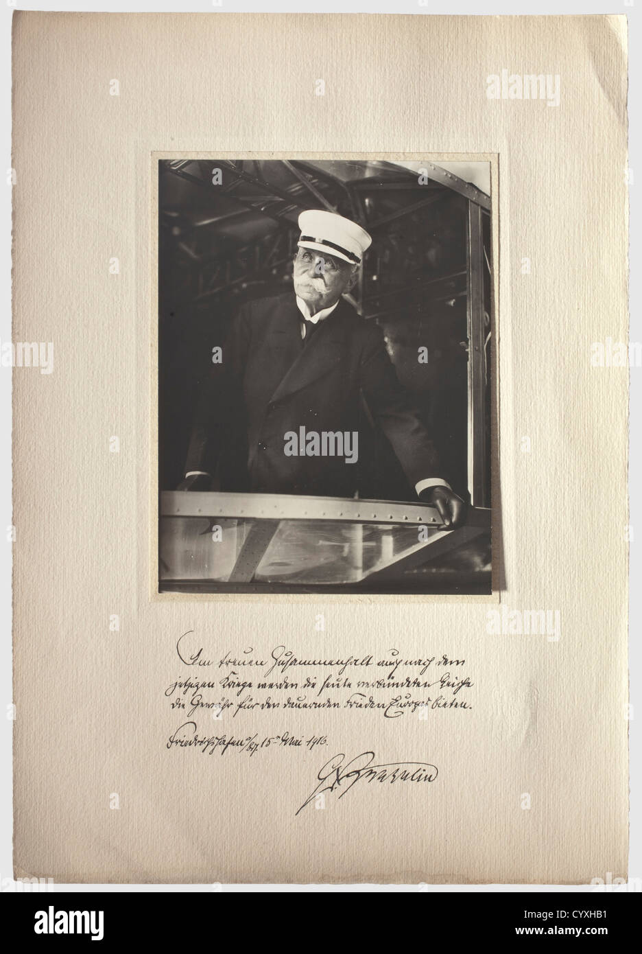 Graf Ferdinand von Zeppelin(1838 - 1917),ein großformatige Aufnahme und handschriftliche Widmung 1916 das Bild des Grafen Zeppelin, der vor dem offenen Fenster eines Luftschiffes steht. Die Montierung mit Hingabe in Tinte(tr.)"auch nach dem aktuellen Krieg, die Imperien verbündeten heute stehen zusammen in Treue Solidarität, wodurch dauerhafte Frieden in Europa. Friedrichshafen A/Bds. 15-Mai 1916. Graf Zeppelin.“ Gesamtgröße 30 x 42 cm. Seltene und späte Autograph des legendären Grafen Zeppelin,historisch,historisch,Menschen,1910er,20. Jahrhundert,Transport,Transport,Zusatzrechte-Abgaben-nicht verfügbar Stockfoto