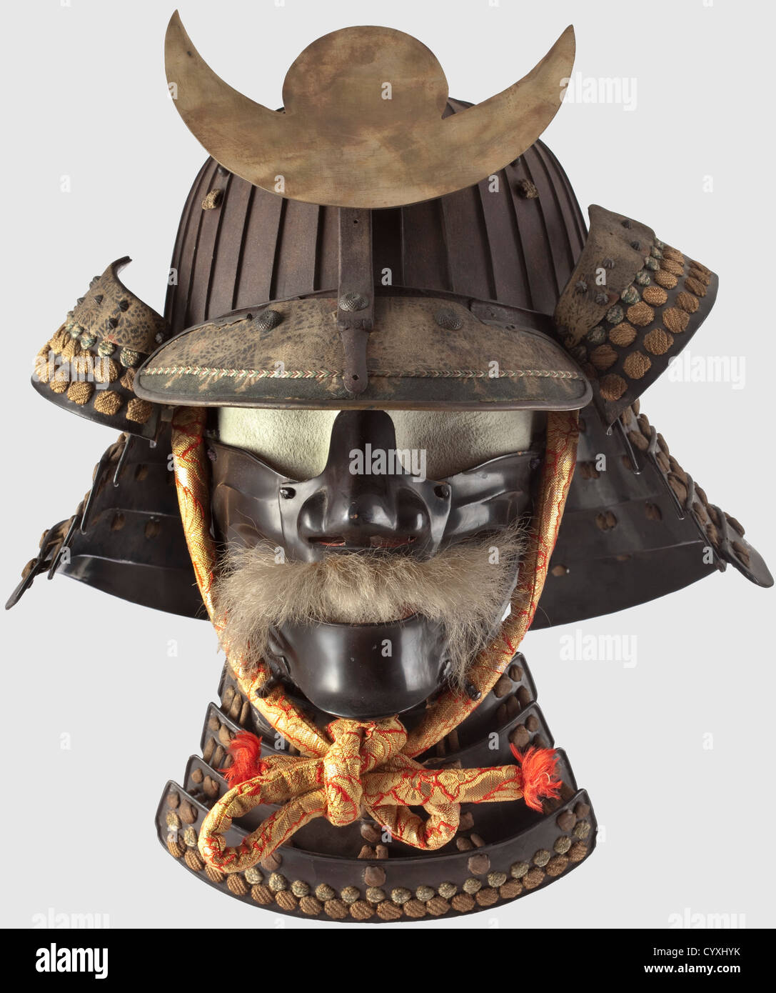 Ein japanischer kabuto mit mempo,Ende der Edo-Periode EIN 32-teller Helm mit einem fünfstufigen tehen Kanemon. Fünf-lahme hineno-Shikoro mit shairo-farbigem Sugake-Ledereinband. Moon-kuwagata, agemaki fehlt. Es kommt mit einem Eisen Ubaho-Typ mempo mit einem Yak-Haar-Bart. Schwarz lackiert mit einem vierlahmen Jodarekake und passender Bindung zum Helm. Beide Geräte sind nicht signiert. Helmhöhe 27 cm,historisch,historisch,19. Jahrhundert,japanisch,asiatisch,Asien,Ferner Osten,Objekt,Objekte,Stills,Clipping,Ausschnitte,Ausschnitte,Ausschnitte,Ausschnitte,exotisch,bizarr,h,Zusatzrechte-Clearences-nicht verfügbar Stockfoto