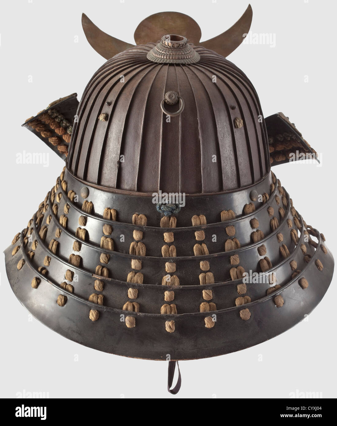 Ein japanischer kabuto mit mempo,Ende der Edo-Periode EIN 32-teller Helm mit einem fünfstufigen tehen Kanemon. Fünf-lahme hineno-Shikoro mit shairo-farbigem Sugake-Ledereinband. Moon-kuwagata, agemaki fehlt. Es kommt mit einem Eisen Ubaho-Typ mempo mit einem Yak-Haar-Bart. Schwarz lackiert mit einem vierlahmen Jodarekake und passender Bindung zum Helm. Beide Geräte sind nicht signiert. Helmhöhe 27 cm,historisch,historisch,19. Jahrhundert,japanisch,asiatisch,Asien,Ferner Osten,Objekt,Objekte,Stills,Clipping,Ausschnitte,Ausschnitte,Ausschnitte,Ausschnitte,exotisch,bizarr,h,Zusatzrechte-Clearences-nicht verfügbar Stockfoto