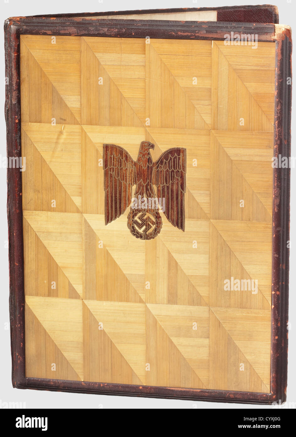 Reichstatthalter Wilhelm Murr Jubiläumsurkunde der SS 1938,einseitig Pergamentdokument mit kalligraphischem Text, überzogen von einem fein gemalten Nationaladler. Abmessungen 30.3 x 21.1 cm. In einem Ordner mit Holzeinlage und Vorderseite Inset National Eagle in Gold akzentuiert, eingerahmt von rot-braun gepresstem Leder (gerieben). Abmessungen 35 x 26 cm. Wilhem Murr(1888 - 1945) wurde im Februar 1928 zum NSDAP Gauleiter von Württemberg-Hohenzollern und ab 1933 zum württembergischen Reichshauptmann,historisch,1930er,20. Jahrhundert,Waffen-SS,bewaffnete Teilung der ,Zusatzrechte-Freigaben-nicht verfügbar Stockfoto