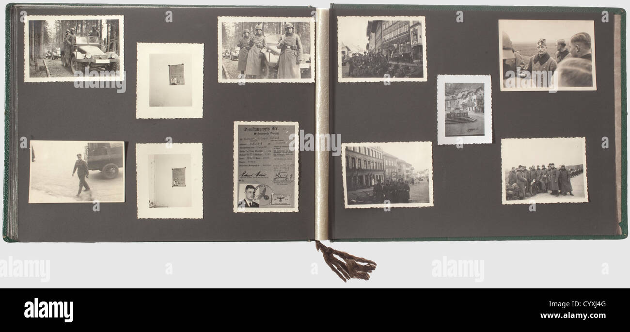 Vier Fotoalben eines Mitglieds der 'SS-Heimwehr Danzig', der SS-Totenkopfstandarte 1 'Oberbayern' und 'SS-Heimwehr Danzig' vier Alben, teilweise beschriftet, mit ca. 750 Aufnahmen von Training und Operationen in der Death's Head Formation 'Oberbayern' und auch der SS Heimwehr 'Danzig'.herausragende Aufnahmen in verschiedenen Größen,dokumentieren die Zeit in der Hitlerjugend, in der SS Standarte und in Oberbayern 'SS Heimwehr Danzig'.Portraits,Bunker,Panzer und weitere überwiegend militärische Aufnahmen.die Kriegsbilder beginnen mit der Eroberung der Westerplatte in Danzig,gefolgt von P,Additional-Rights-Clearences-Not available Stockfoto